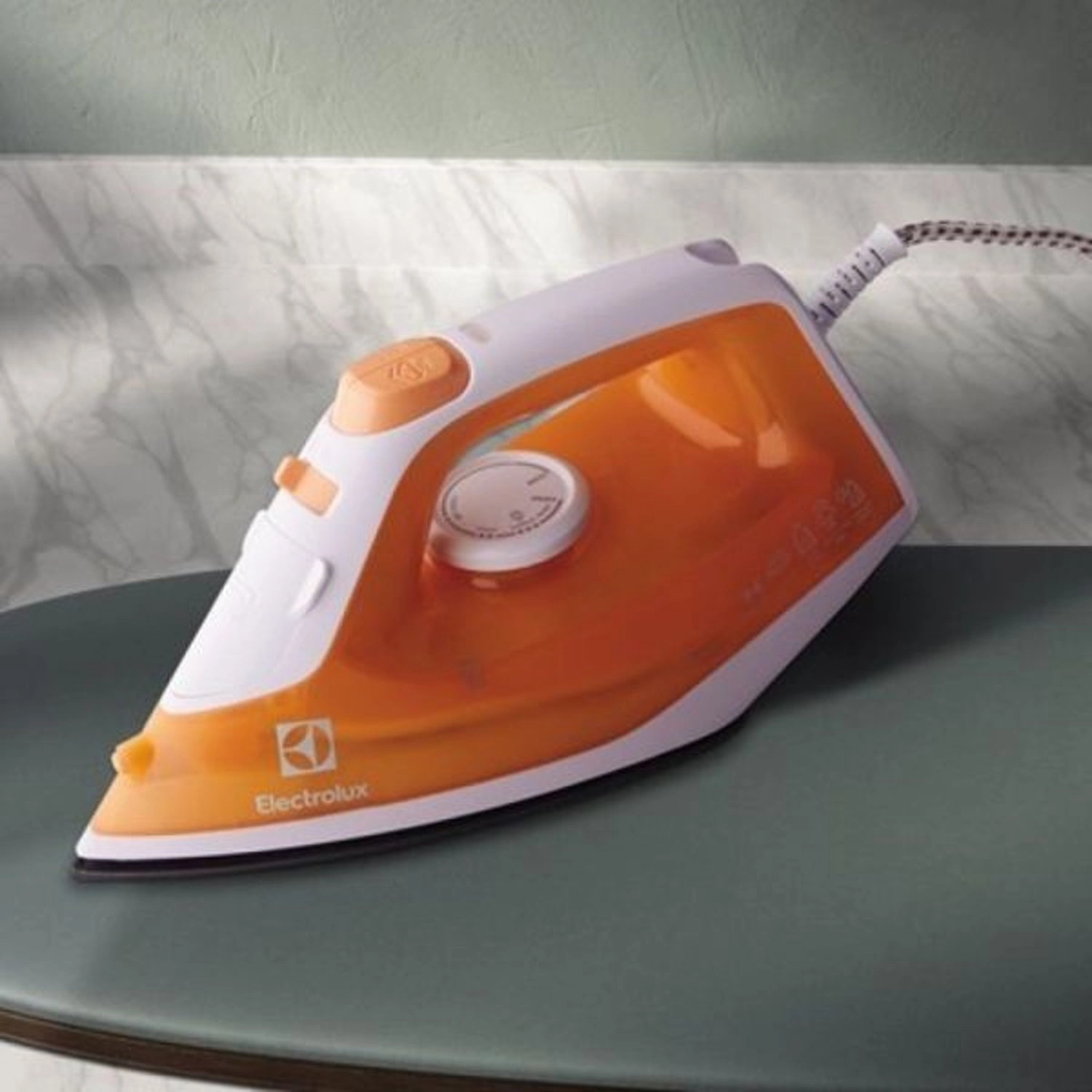 EDB1720 - Steam Iron 30 gram per minute 2200 Watt