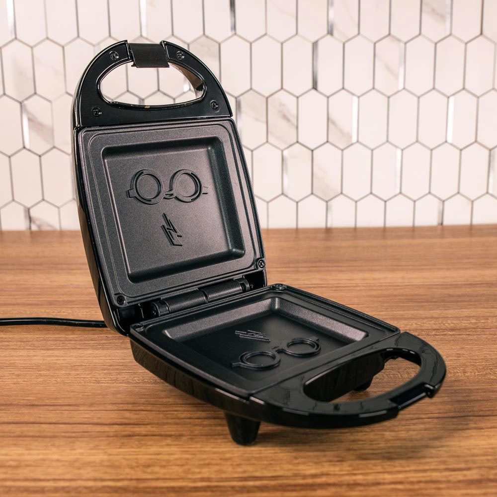 Icon Two-Slice Toaster - two-slot + Hogwarts Checkmate Waffle Maker + Single Sandwich Maker