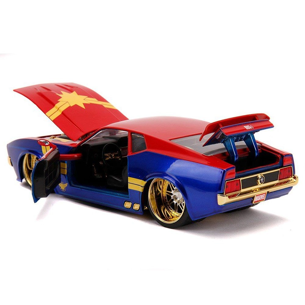 1973 Ford Mustang Mach 1 with Captain Marvel Figure- 1:24
