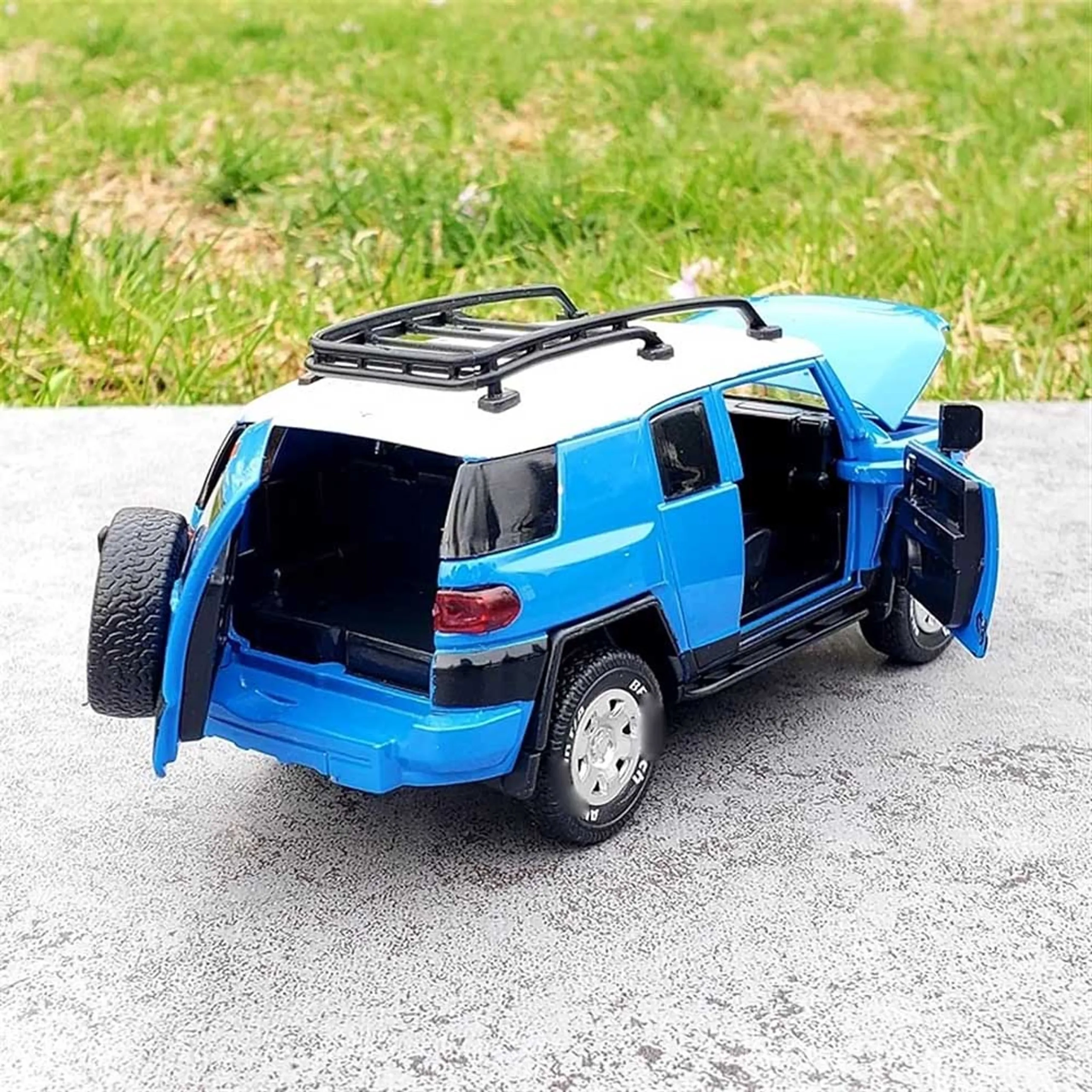 Toyota FJ Cruiser - Die-Cast - 1:32