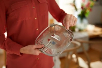 Snack cover with foldable legs for easy storage