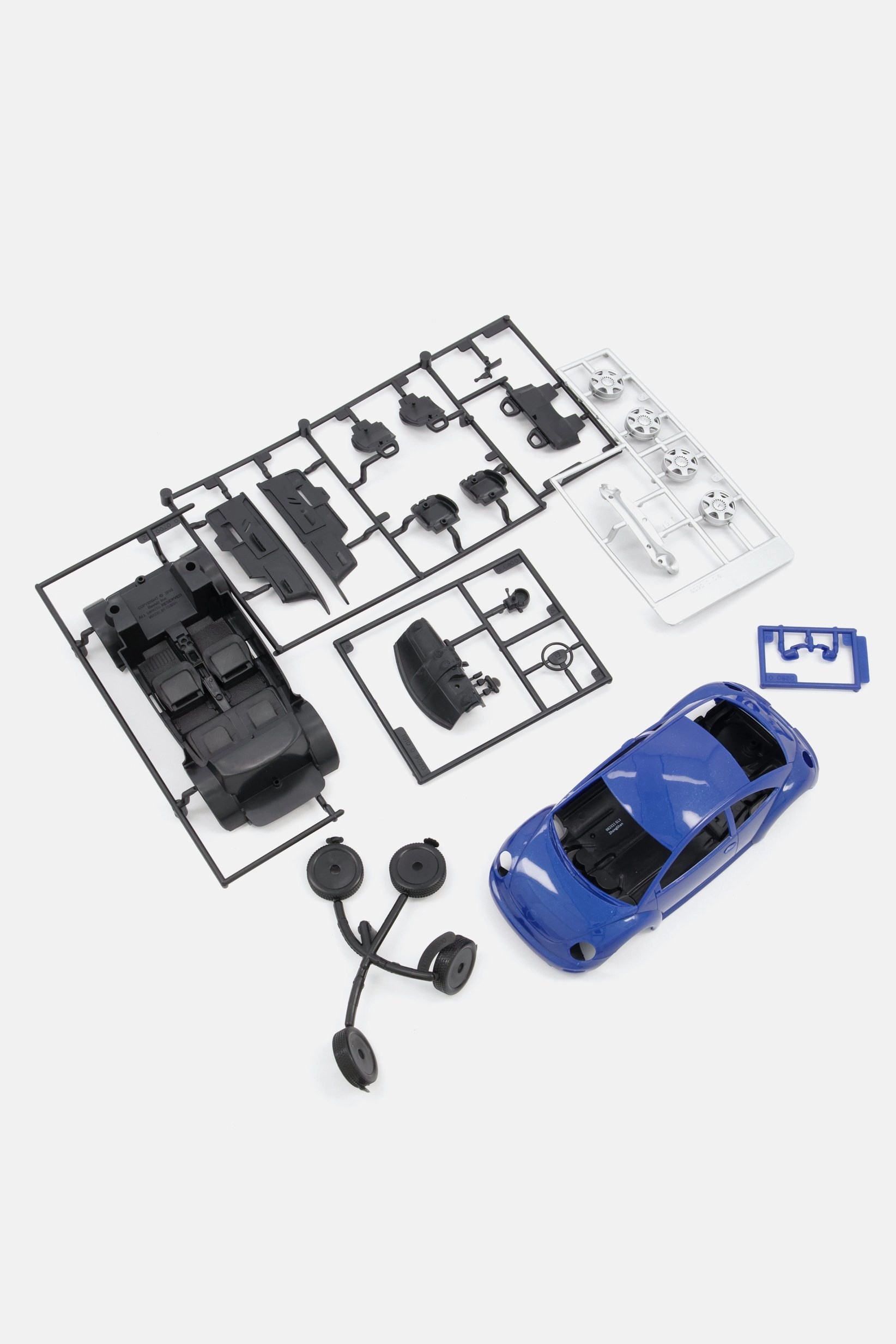 VW New Beetle Model Kit (RV07643) - 1:24