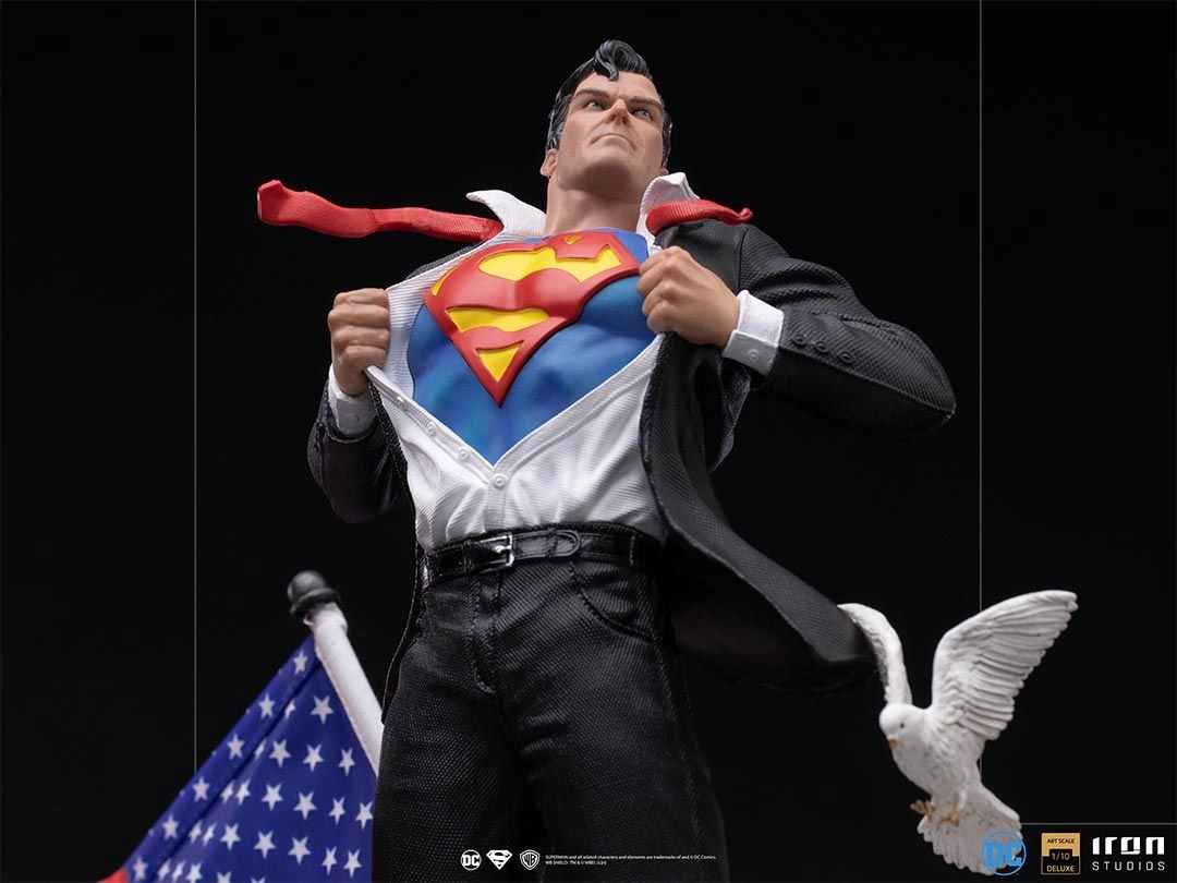 Clark Kent Deluxe - DC Comics - Art Scale 1/10 - Limited Edition Hand Painted Removable Cloth Flag
