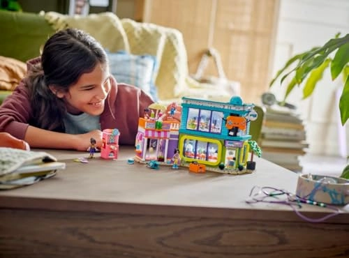 Friends Comic Book & Game Store (42674)