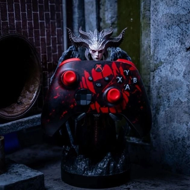 Lilith Controller Holder - PlayStation 5 DualSense Xbox Series S/X iPhones