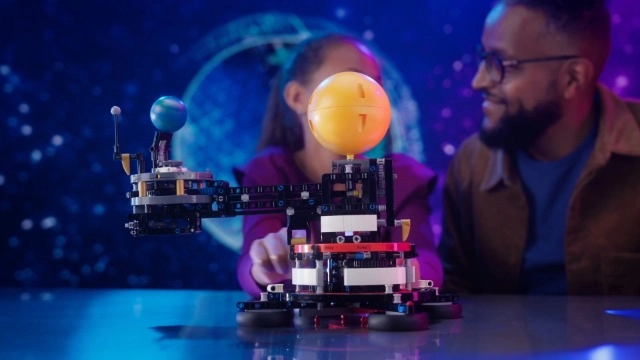 Technic Planet Earth and Moon in Orbit (42179) - 10+ Solar System