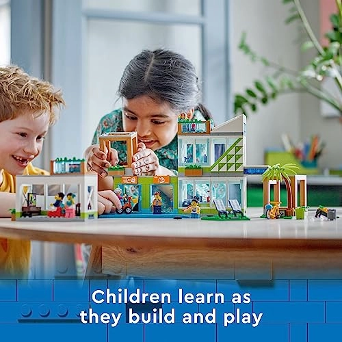 City Apartment Building (60365)