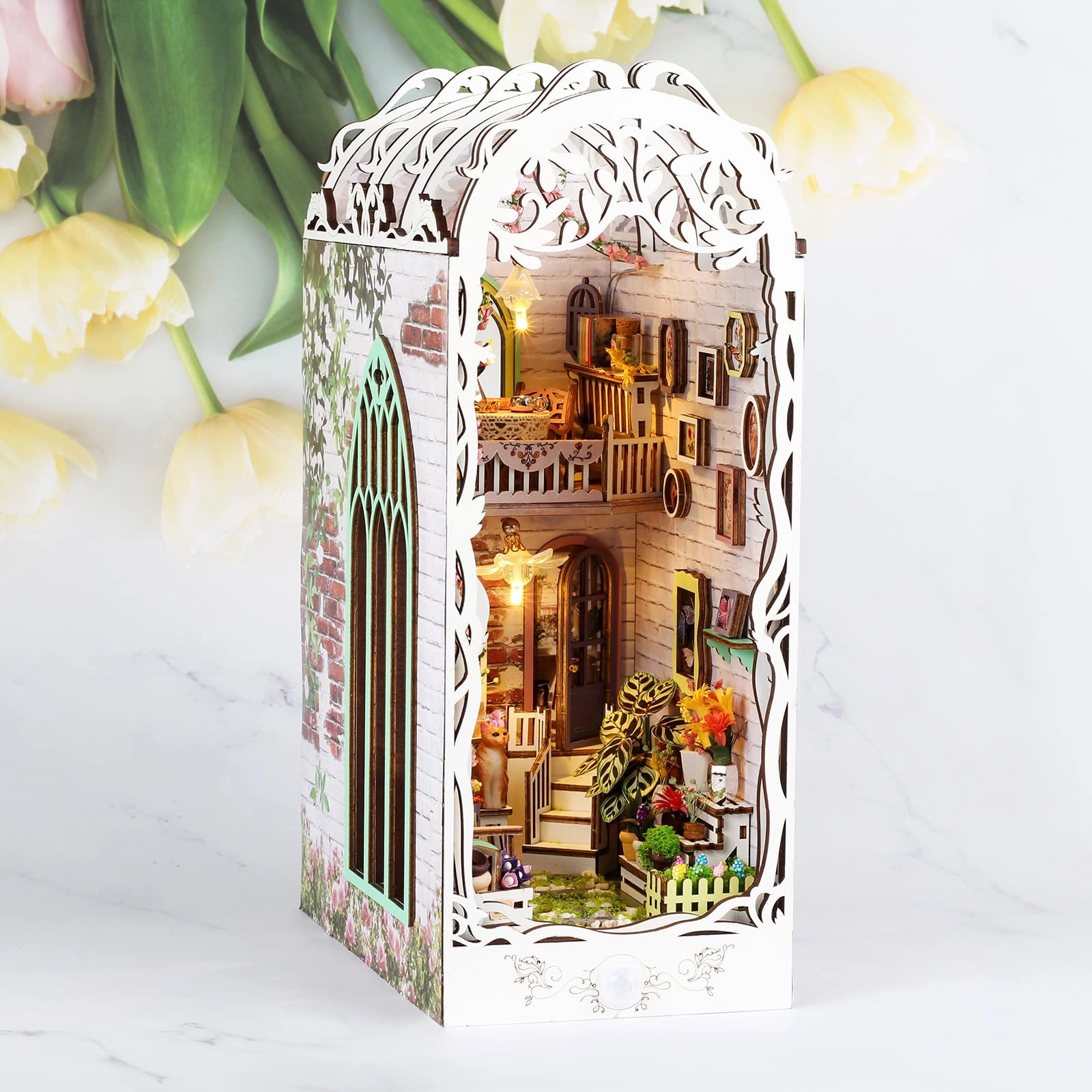 WangChuan-HT Book Nook - Floral 1:12