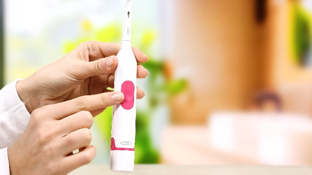 D4010 - Electric Toothbrush Blue & White