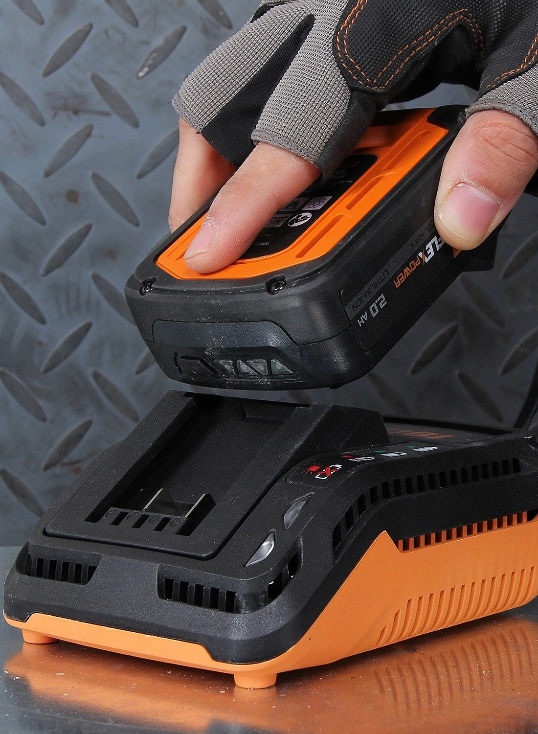 710205 - 20V Cordless Hammer Drill Driver Kit