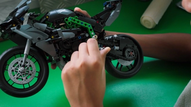 Technic Kawasaki Ninja H2R (42170) - 1:8 scale