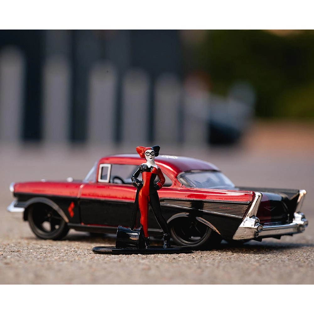 Harley Quinn 1957 Chevy Bel Air with Harley Quinn Figure - 1:32