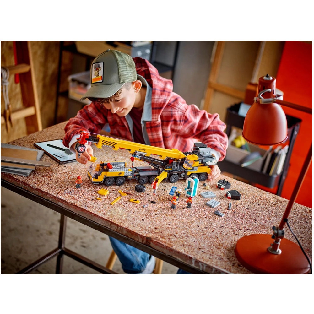 City Mobile Construction Crane - 4 Minifigures Long Extendable Boom