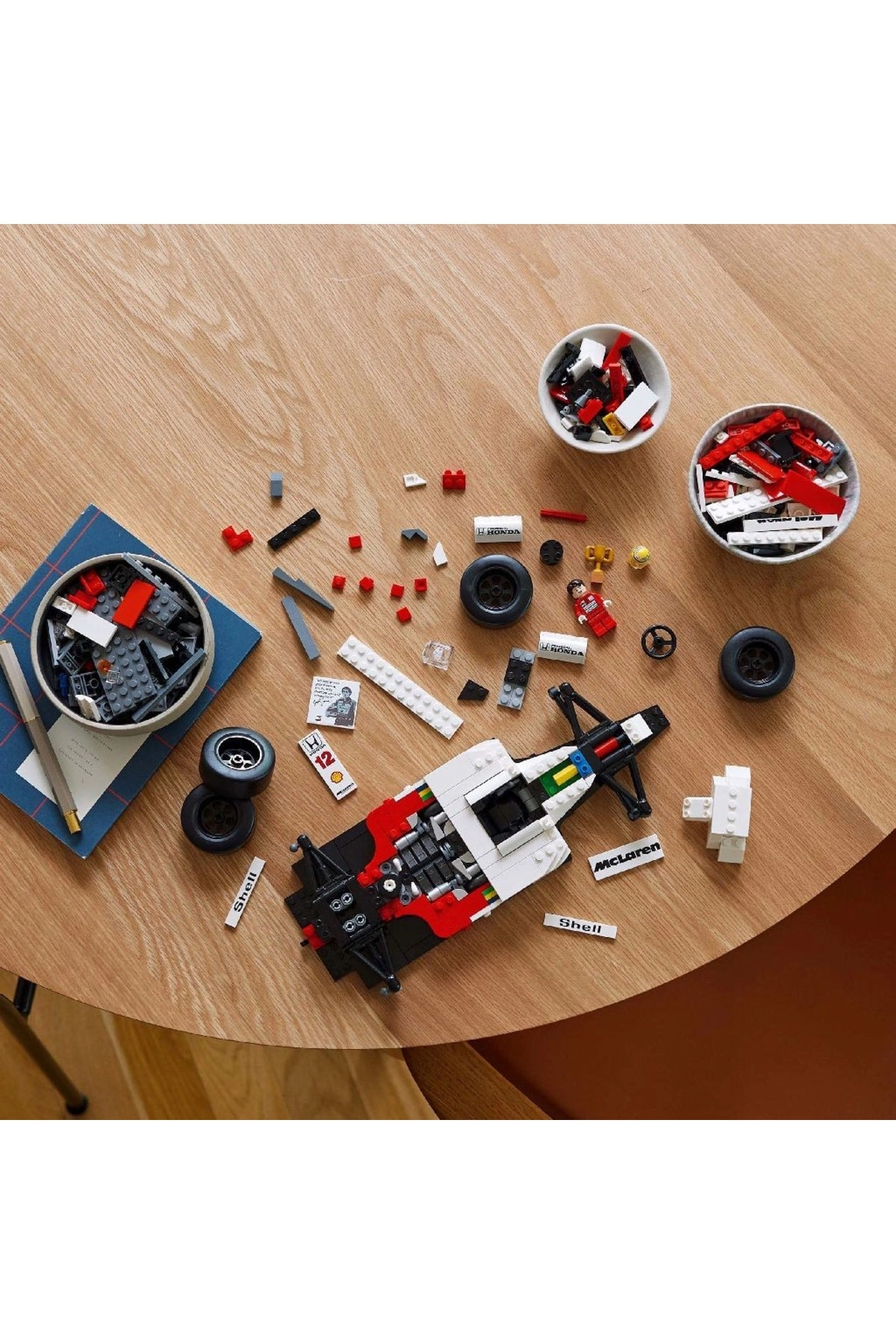 Icons McLaren Model Car MP4/4 & Ayrton Senna (10330)