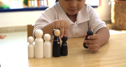 Little Emirati Family Wooden Peg Dolls Set - 36 months - 8 years 6 pieces