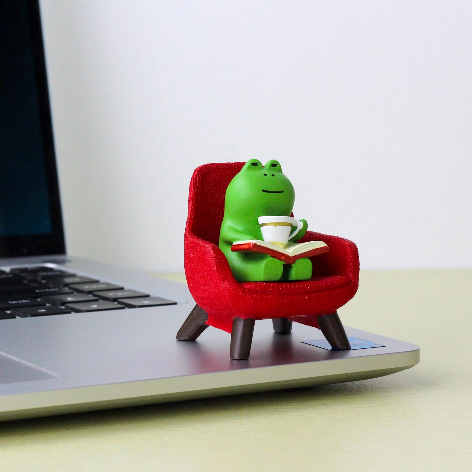 Miniature Frog Figurines - high-quality resin material