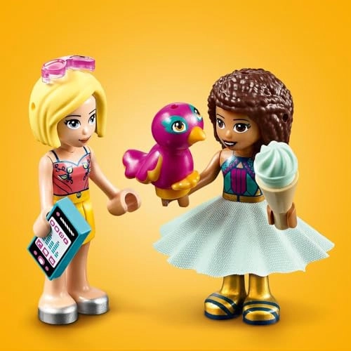 Friends Andrea’s Car and Stage (41390)