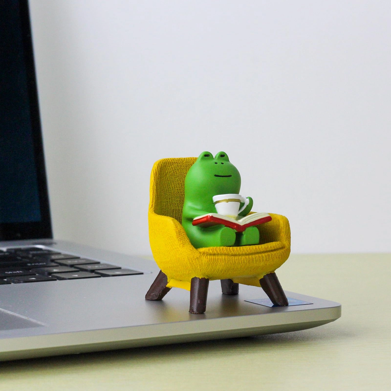 Miniature Frog Figurines - high-quality resin material
