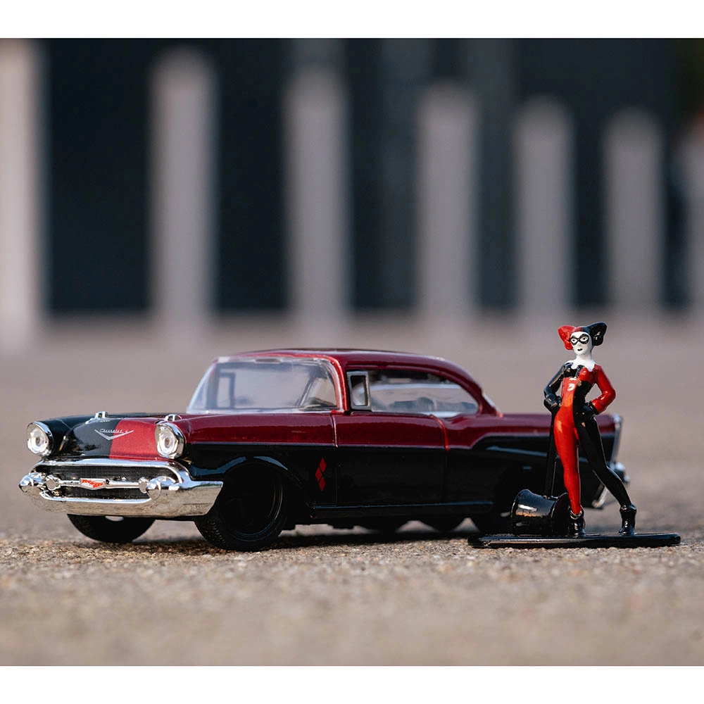 Harley Quinn 1957 Chevy Bel Air with Harley Quinn Figure - 1:32