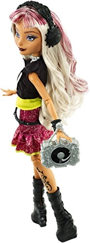 Melody Piper Doll - Plastic Ages 6+