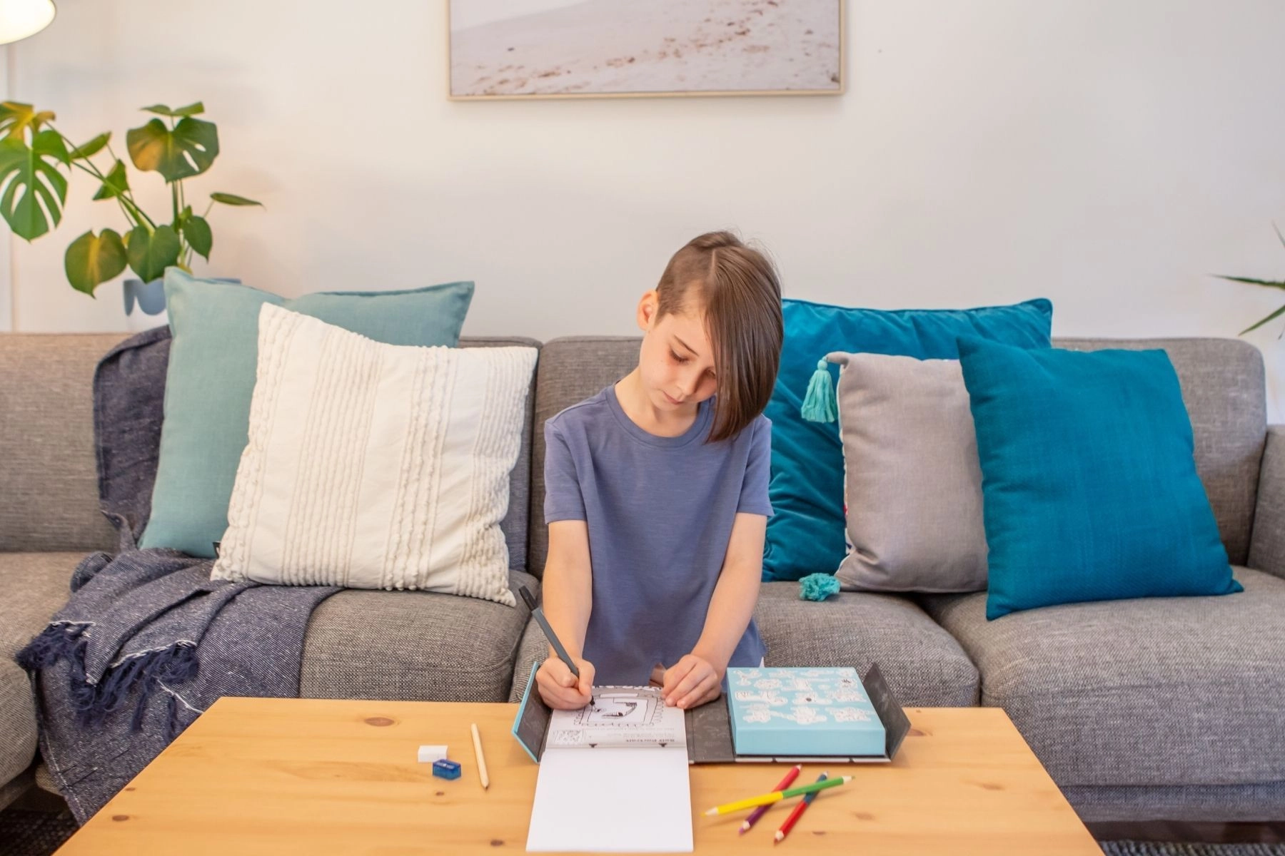 Drawing Inspiration - 50 page Guided Sketchbook 1 x dual-tip fine liner pen 1 x 2B artist's pencil