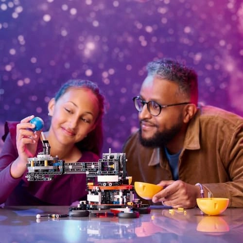 Technic Planet Earth and Moon in Orbit (42179) - 10+ Solar System