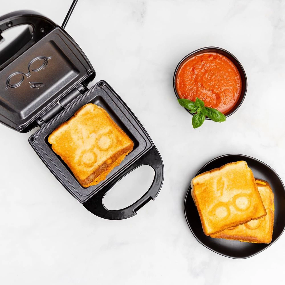 Icon Two-Slice Toaster - two-slot + Hogwarts Checkmate Waffle Maker + Single Sandwich Maker