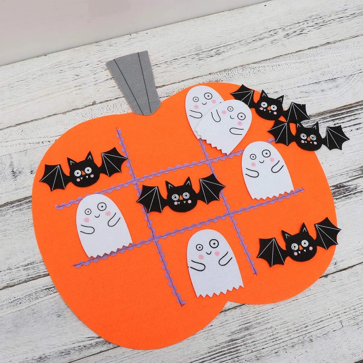 Halloween Felt Tic Tac Toe Game - 43 x 45 x 1 cm ghost-shaped and bat-shaped objects