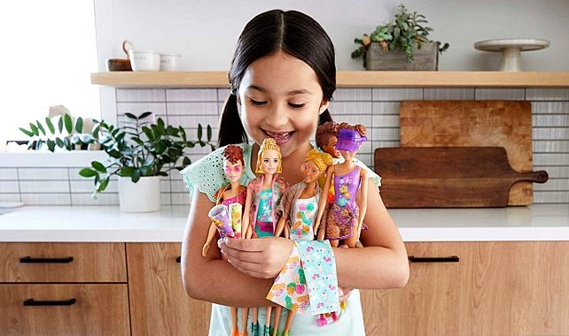 Barbie Color Reveal Glitter! Hair Swaps Doll - Glittery Blue 25 Hairstyling & Party-Themed Surprises Ages 3+