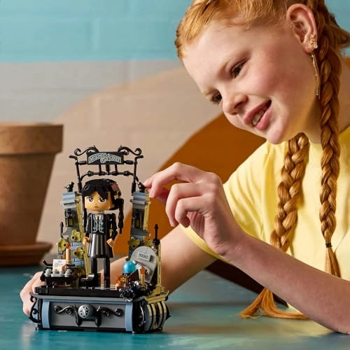 Wednesday Addams Figure (76780)