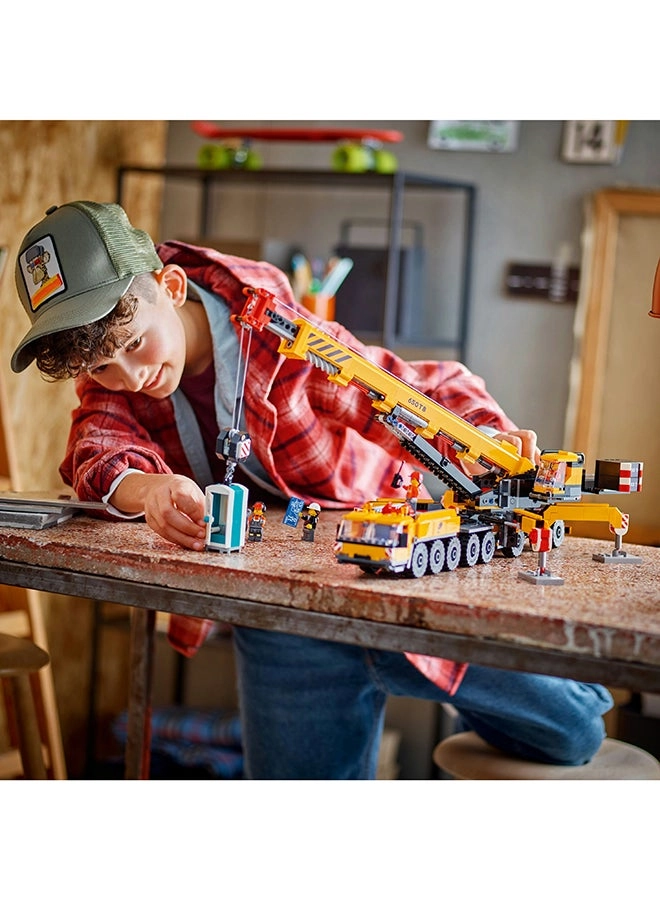 City Mobile Construction Crane - 4 Minifigures Long Extendable Boom