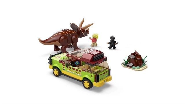 Jurassic World Triceratops Research (76959) - Ford Explorer Car Dino Figure