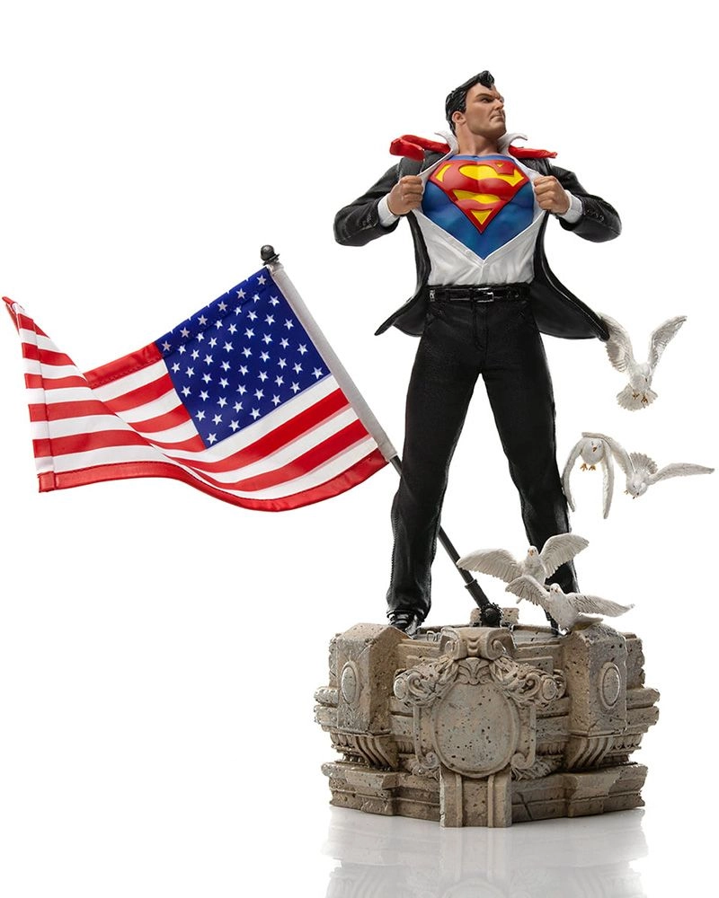 Iron Studios Clark Kent Deluxe - DC Comics - Art Scale 1/10 - Limited Edition Hand Painted Removable Cloth Flag