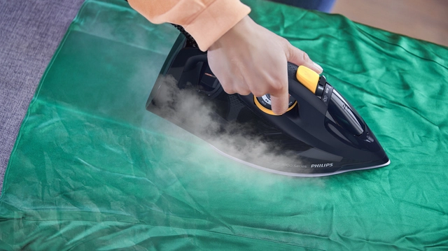 Steam output up to 55 g/min for faster crease removal