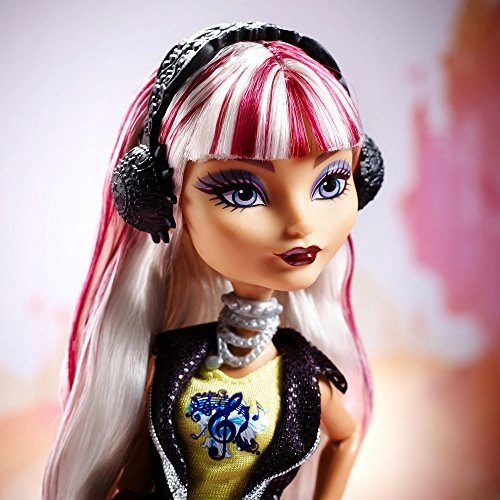 Melody Piper Doll - Plastic Ages 6+