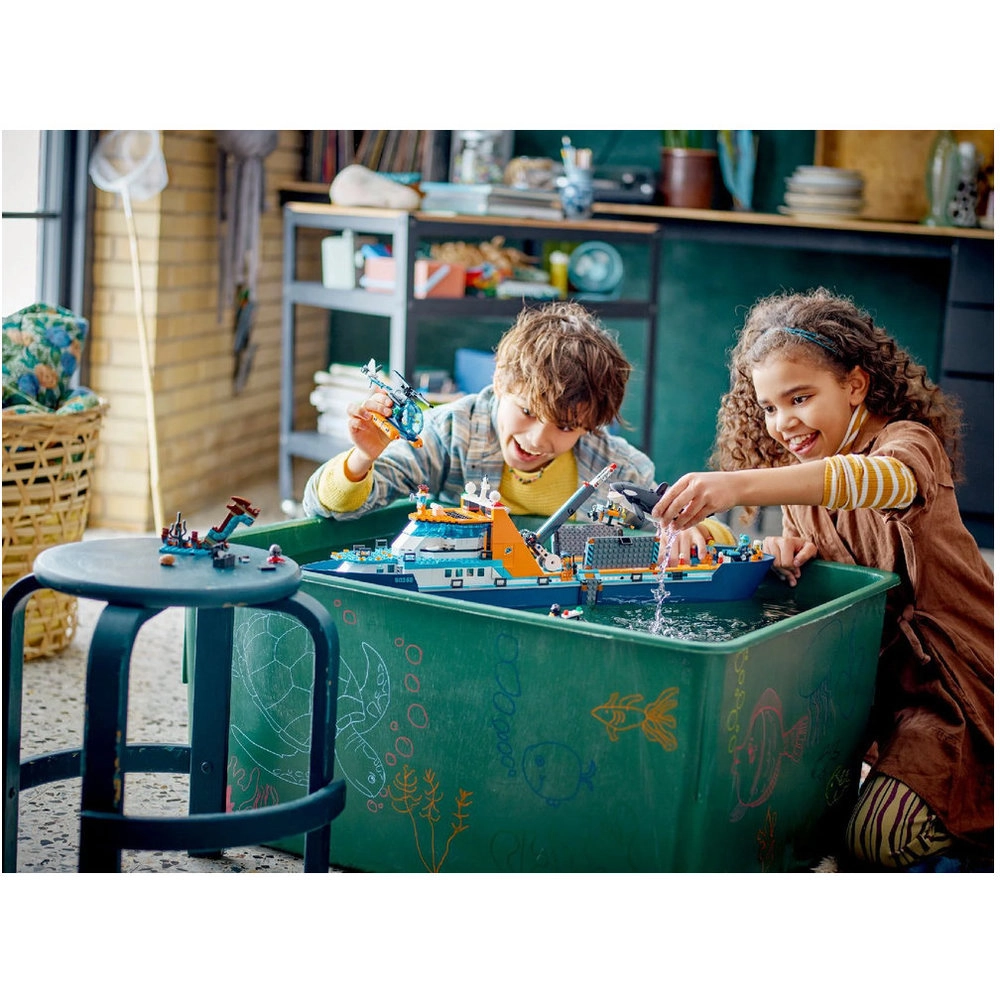 City Arctic Explorer Ship (60368) - Helicopter 7 Minifigures