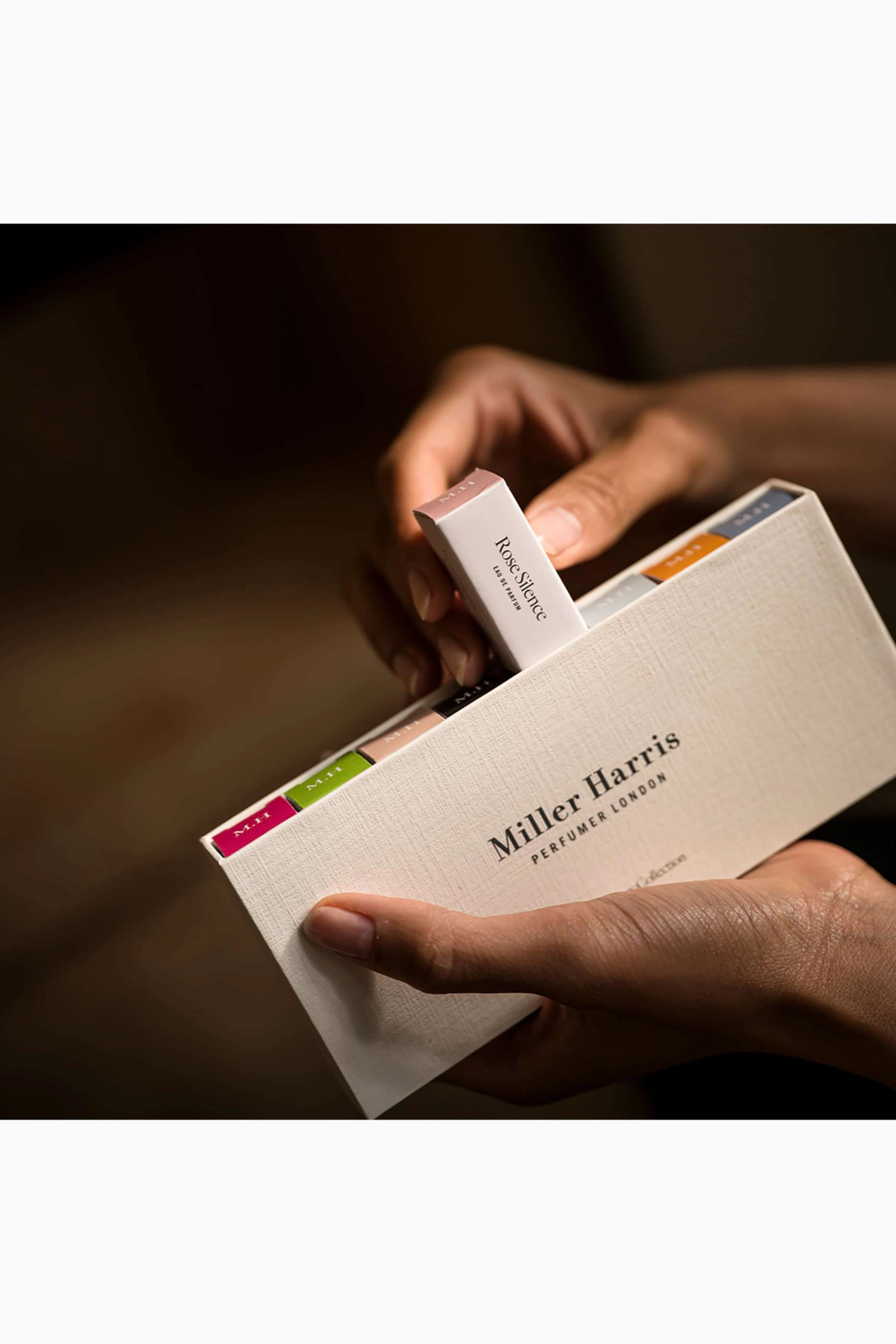 Tea Tonique Eau de Parfum 2ml + Soufflot Eau de Parfum 2ml + Peau Santal Eau de Parfum 2ml + Celadon Eau de Parfum 2ml + Hydra Figue Eau de Parfum 2ml + Rose Silence Eau de Parfum 2ml + Scherzo Eau de Parfum 2ml + Oud Éclat Eau de Parfum 2ml