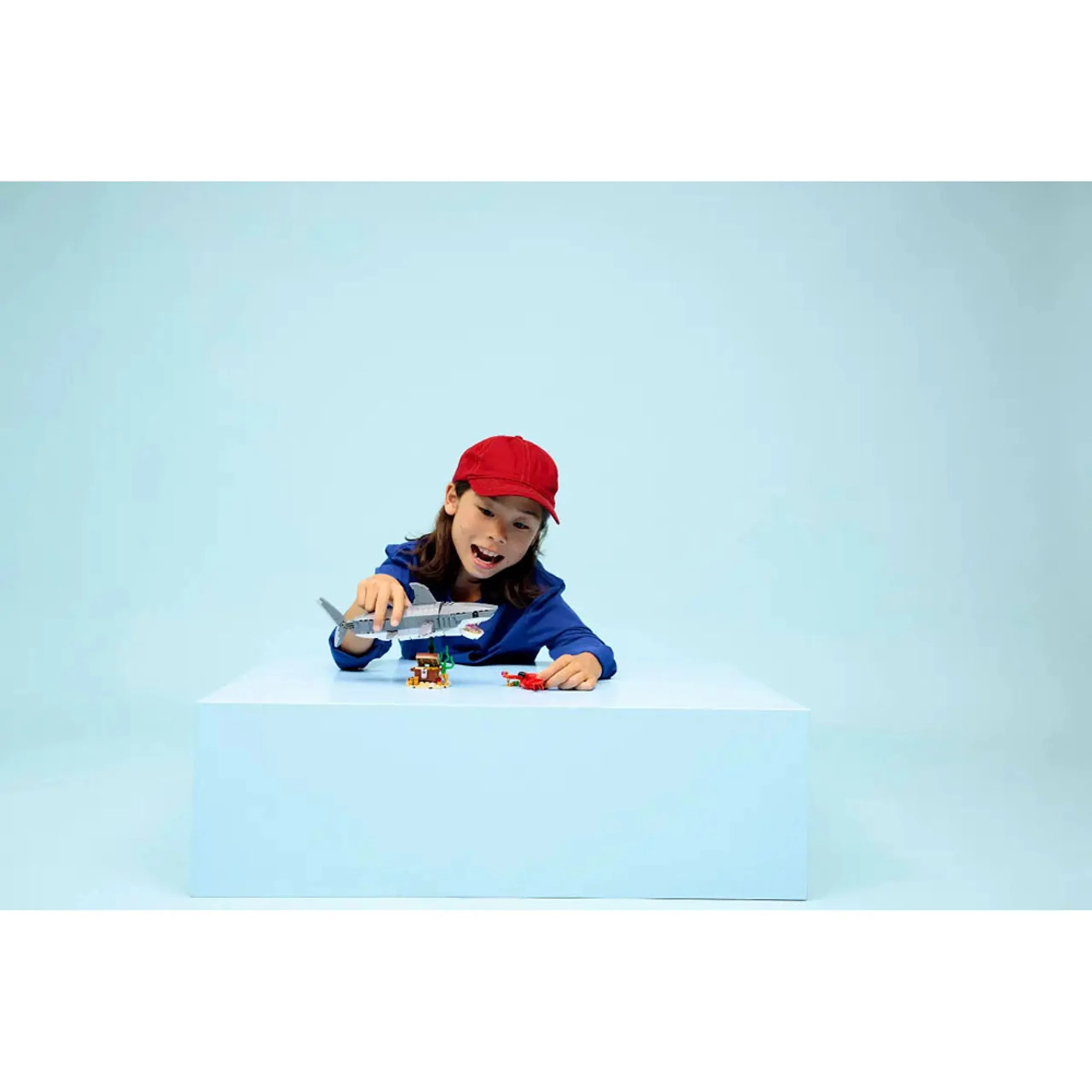 Fierce Shark with a Treasure Chest - 3in1 8+