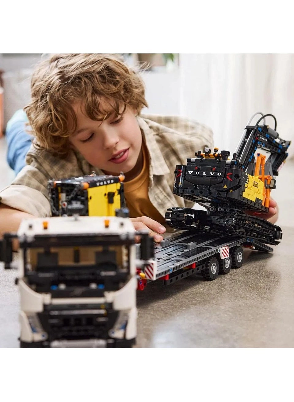 Technic Volvo FMX Truck + EC230 Electric Excavator (42175)