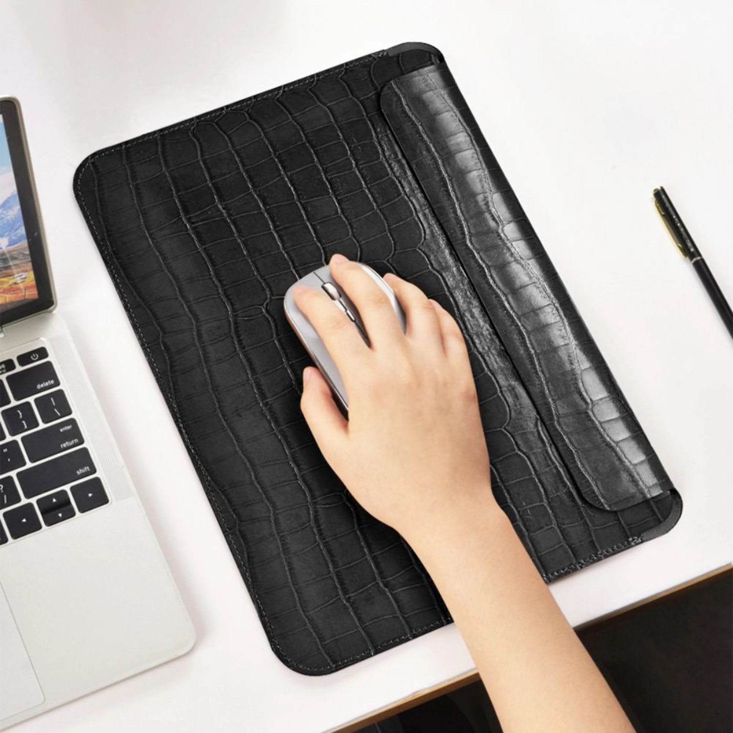 Skin Croco Sleeve for MacBook 16.2-Inch