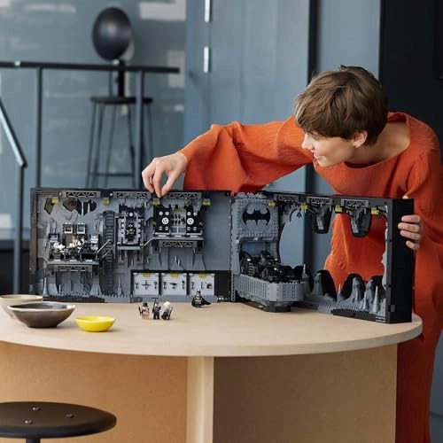 DC Batman Batcave Shadow Box (76252)