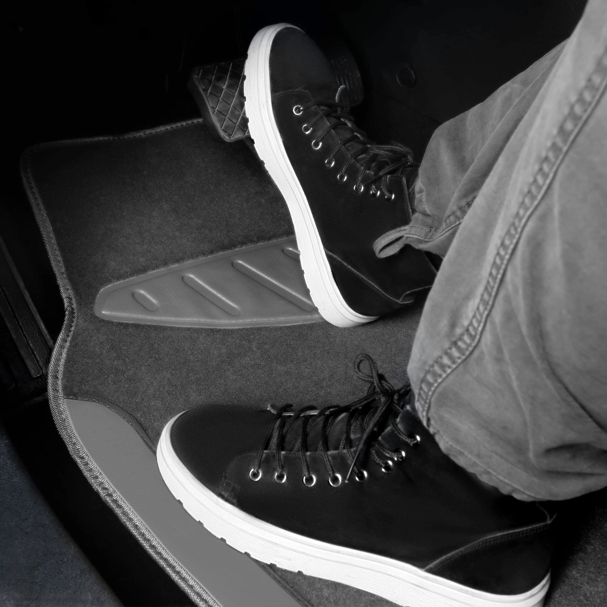 Universal Fit Car Floor Mats - Set of 4pcs Black and Burgundy