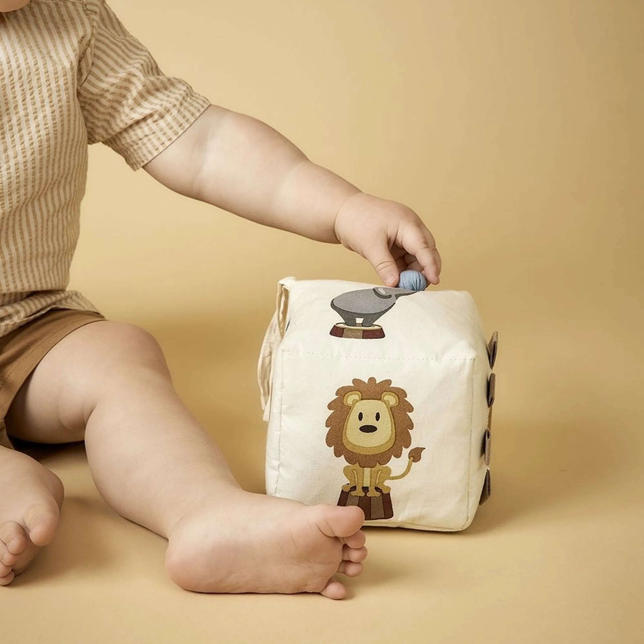 Fabric Cube With Crackling Paper - 3 months 100% organic cotton