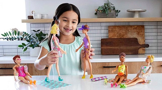 Barbie Color Reveal Glitter! Hair Swaps Doll - Glittery Blue 25 Hairstyling & Party-Themed Surprises Ages 3+