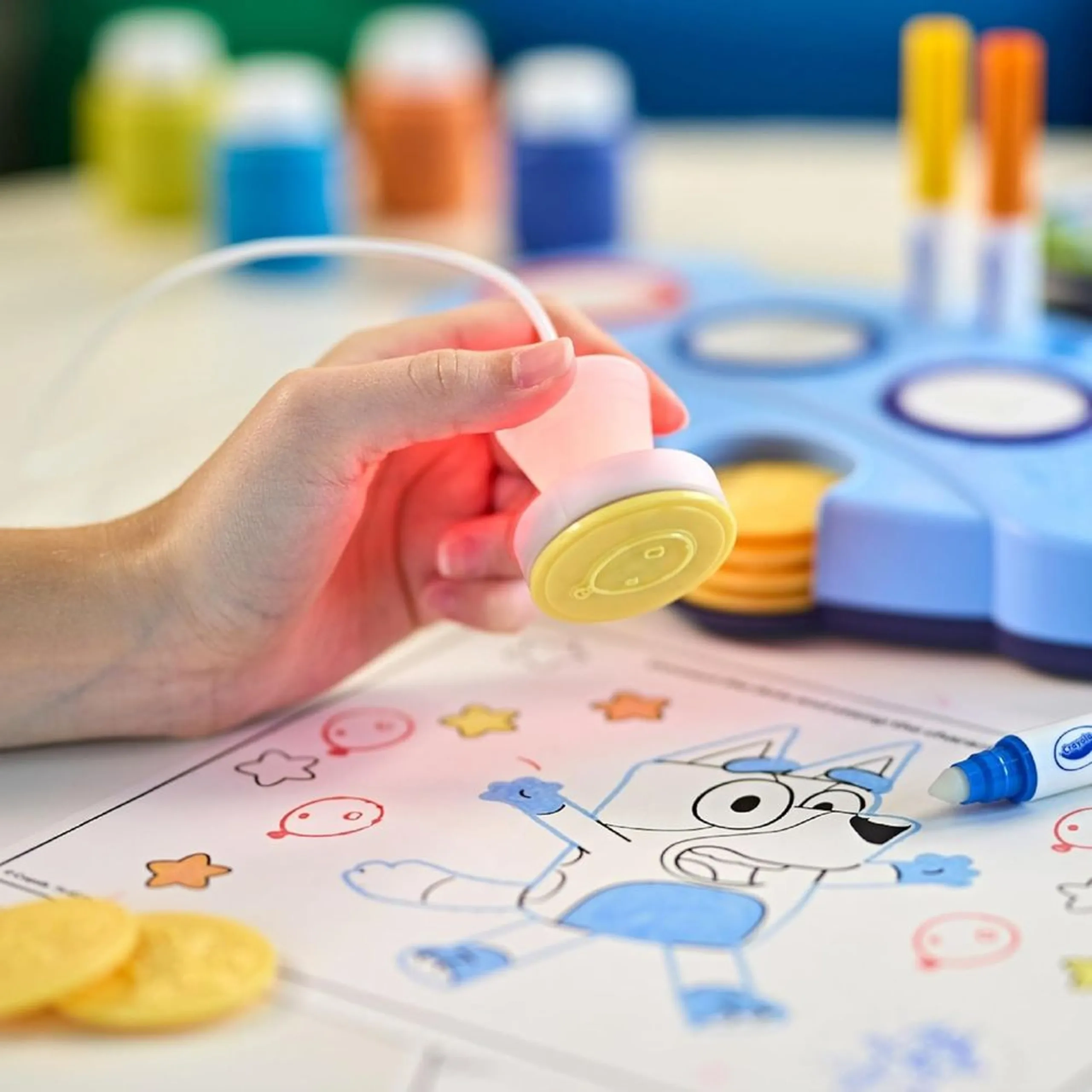 Color Wonder Deluxe Stamper Kit - 50 pieces 10 Art Stamps 8 Scented Markers 2 Scented Ink Pads 1 Stamp Holder