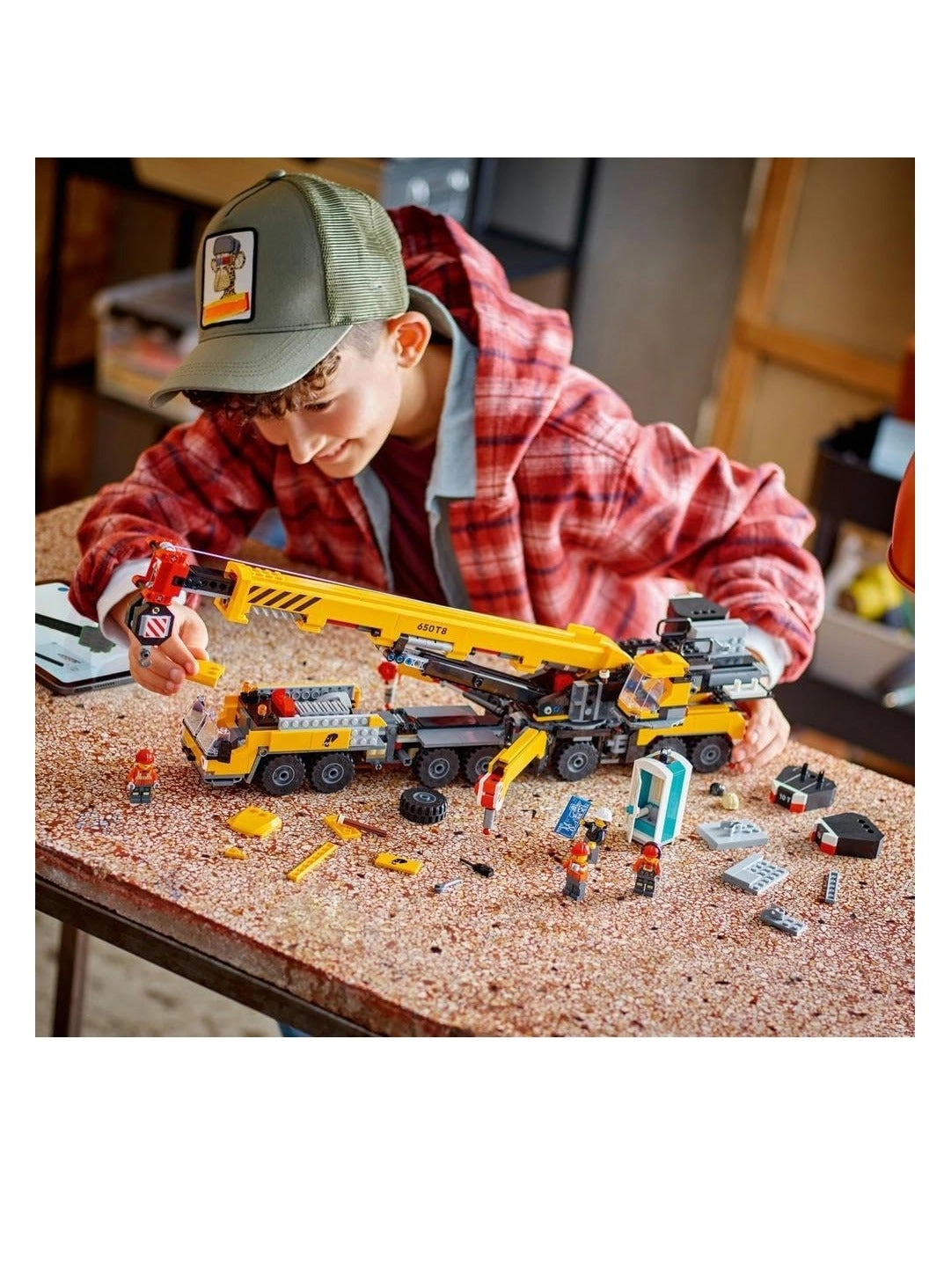 City Mobile Construction Crane - 4 Minifigures Long Extendable Boom