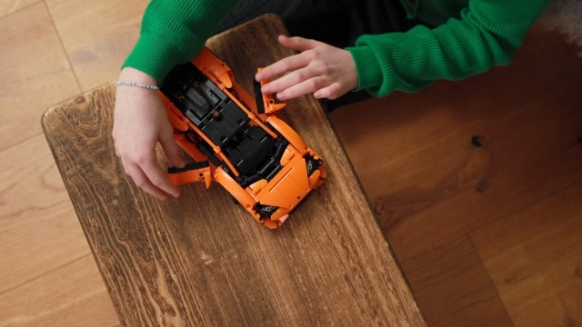 Technic Lamborghini Huracán Tecnica (42196) - Ages 9+ V10 engine