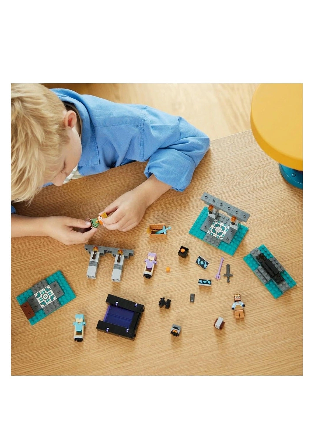 Minecraft The Armoury (21252) - 7+ Alex with a Diamond Sword