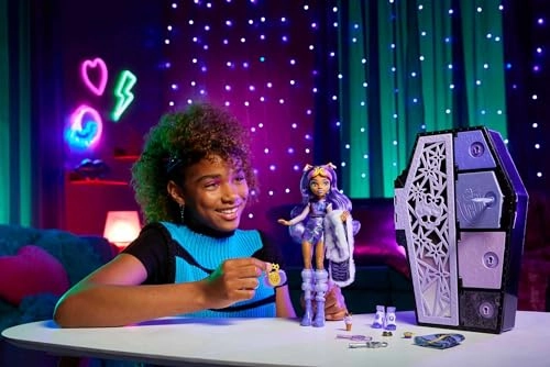 Clawdeen Wolf Doll - Skulltimate Secrets Fearidescent Series Dress-Up Locker 19+ Surprises