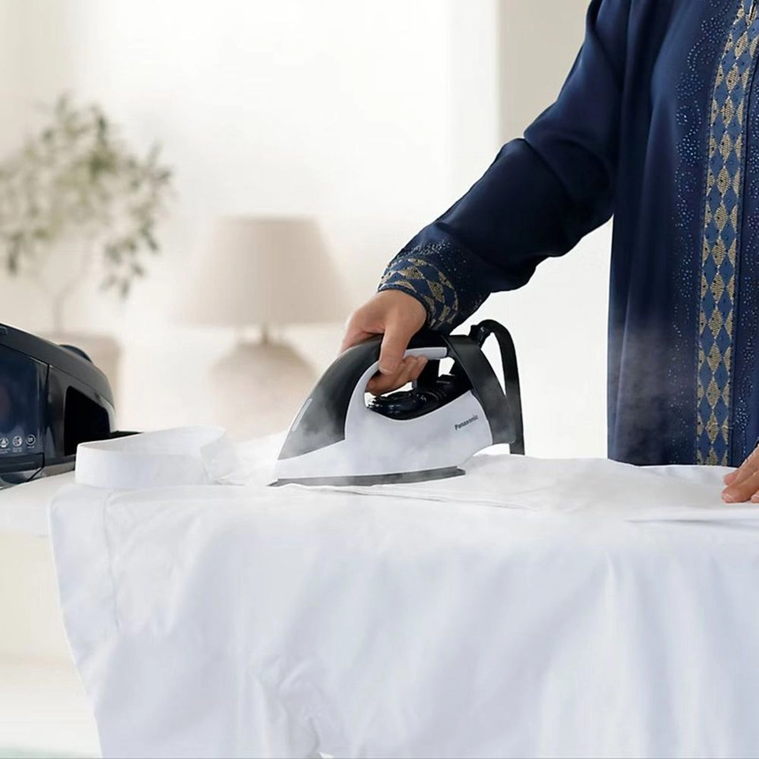 NI-GT150ATH - Steam Iron 1.5 Liter 115 gram per minute